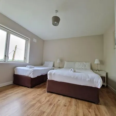Large Three Bed With Lough Atalia Views Apartment *